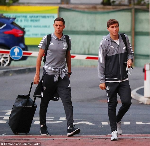 MU nhiệt tình chụp ảnh cùng fan ảnh 5 MU nhiet tinh chup anh cung fan anh 5