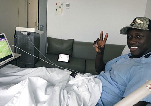 Cau thu Man City an mung chien thang Chelsea tu benh vien hinh anh