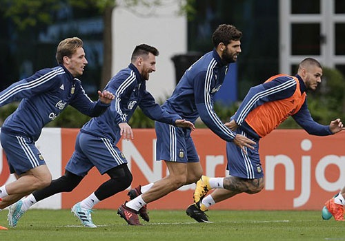 Messi tich cuc tap luyen truoc tran sinh tu cua Argentina hinh anh