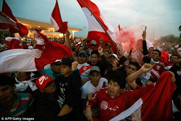 Hàng trăm CĐV Peru gây náo loạn ảnh 1 Hang tram CDV Peru gay nao loan anh 1