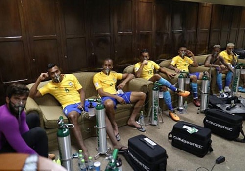 Dan sao Brazil tho binh oxy sau khi thi dau o do cao tren 3.000 m hinh anh