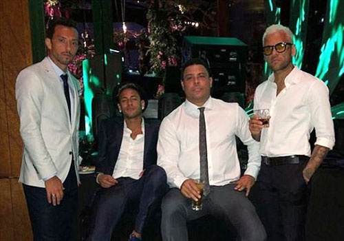 Neymar khoe anh chup cung huyen thoai ‘Ro beo’ hinh anh