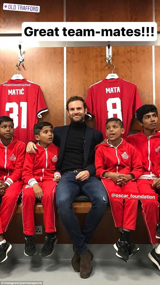 Mata moi tre em ngheo tham Old Trafford anh 3