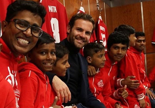 Juan Mata dem niem vui den tre em ngheo hinh anh