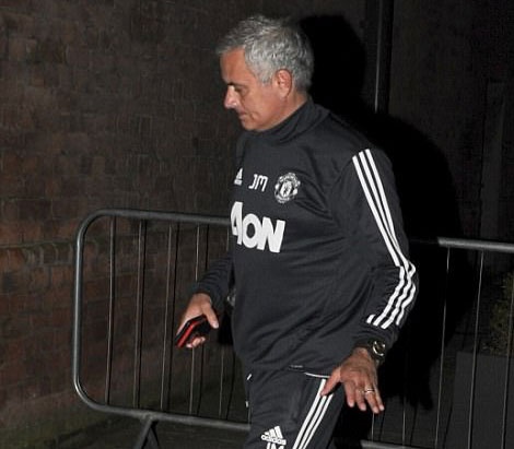 Thay tro Mourinho lang le den Liverpool anh 4