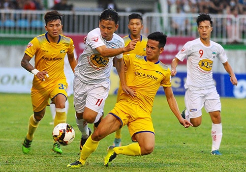 HAGL thua tran thu 4 lien tiep sau that bai 0-2 truoc doi SLNA hinh anh