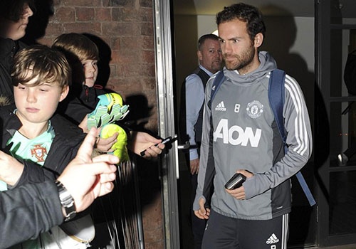 Thay tro Mourinho lang le den Liverpool trong dem hinh anh