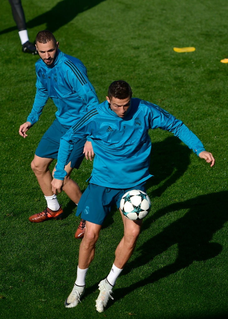 Ronaldo hao hung tap cung Benzema anh 3