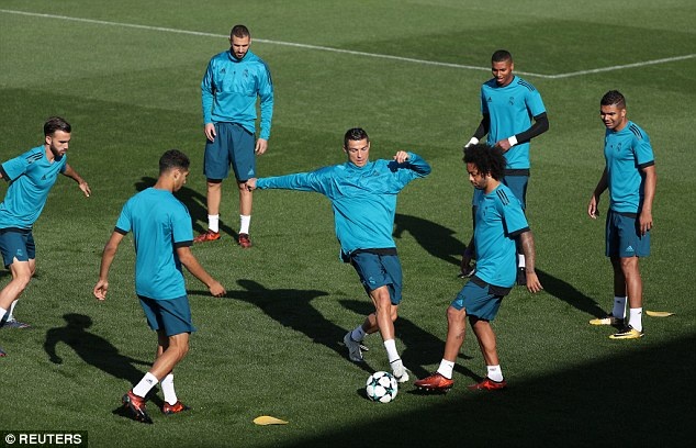 Ronaldo hao hung tap cung Benzema anh 1