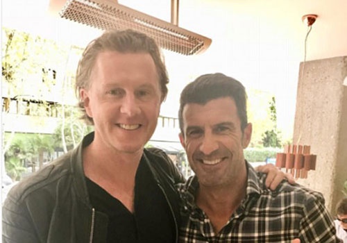 Luis Figo vui mung hoi ngo McManaman o san Bernabeu hinh anh