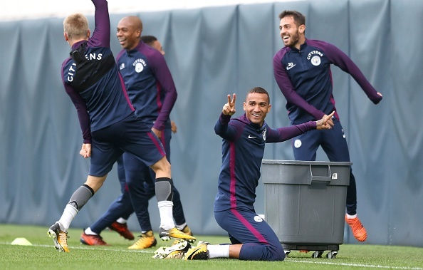 Man City nắm tay nhau dùng đầu chuyền bóng ảnh 10 Man City nam tay nhau dung dau chuyen bong anh 10