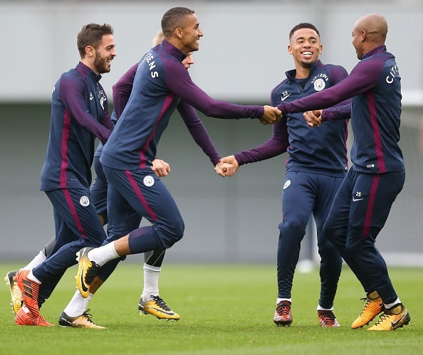 Man City nắm tay nhau dùng đầu chuyền bóng ảnh 7 Man City nam tay nhau dung dau chuyen bong anh 7