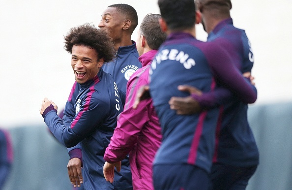 Man City nắm tay nhau dùng đầu chuyền bóng ảnh 8 Man City nam tay nhau dung dau chuyen bong anh 8