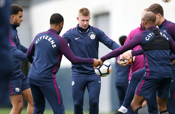 Man City nắm tay nhau dùng đầu chuyền bóng ảnh 1 Man City nam tay nhau dung dau chuyen bong anh 1