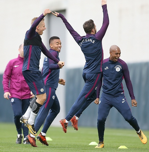 Man City nắm tay nhau dùng đầu chuyền bóng ảnh 4 Man City nam tay nhau dung dau chuyen bong anh 4