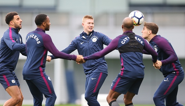 Man City nắm tay nhau dùng đầu chuyền bóng ảnh 2 Man City nam tay nhau dung dau chuyen bong anh 2