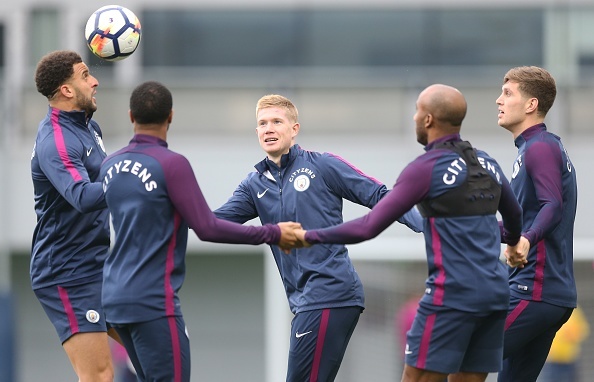Man City nắm tay nhau dùng đầu chuyền bóng ảnh 3 Man City nam tay nhau dung dau chuyen bong anh 3