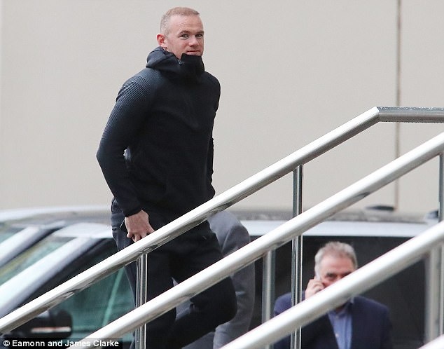 Rooney den khach san truoc doi cu MU anh 1