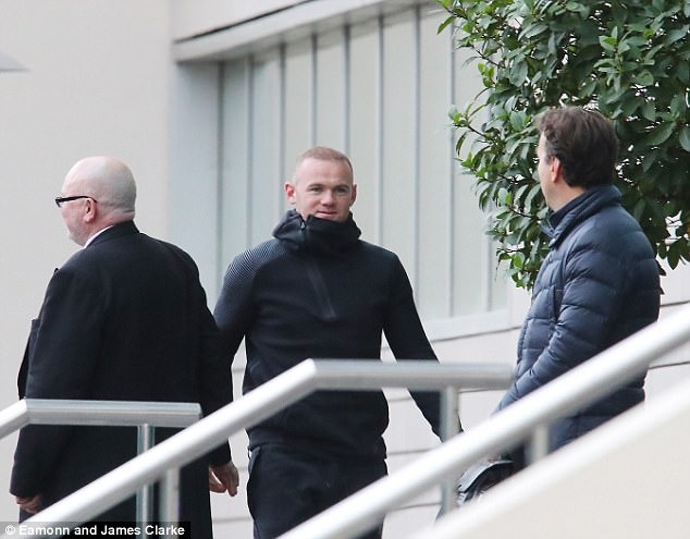 Rooney den khach san truoc doi cu MU anh 2
