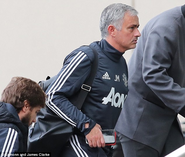 Rooney den khach san truoc doi cu MU anh 3