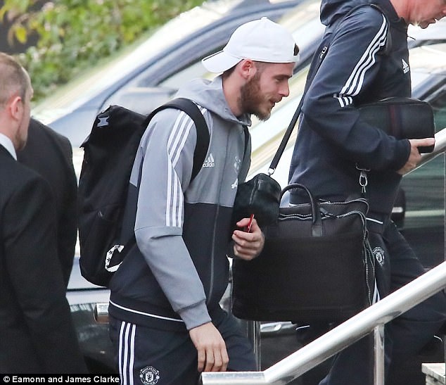 Rooney den khach san truoc doi cu MU anh 5