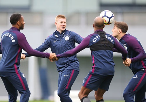 Dan sao Man City nam tay nhau chuyen bong bang dau hinh anh