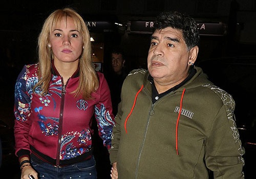 Huyen thoai Maradona dua ban gai di an toi o London hinh anh