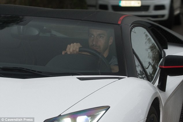Mkhitaryan lái Lamborghini đến sân tập ảnh 1 Mkhitaryan lai Lamborghini den san tap anh 1