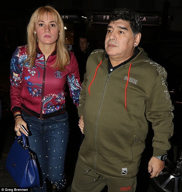 Diego Maradona đi ăn cùng bạn gái ảnh 2 Diego Maradona di an cung ban gai anh 2