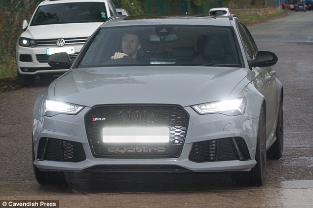 Mkhitaryan lái Lamborghini đến sân tập ảnh 4 Mkhitaryan lai Lamborghini den san tap anh 4