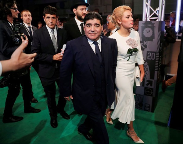 Nhung bong hong trong buoi vinh danh Ronaldo anh 10