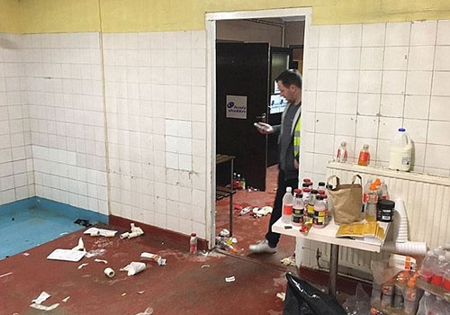 Cau thu Barca xa rac khap phong truoc khi tro ve nha hinh anh