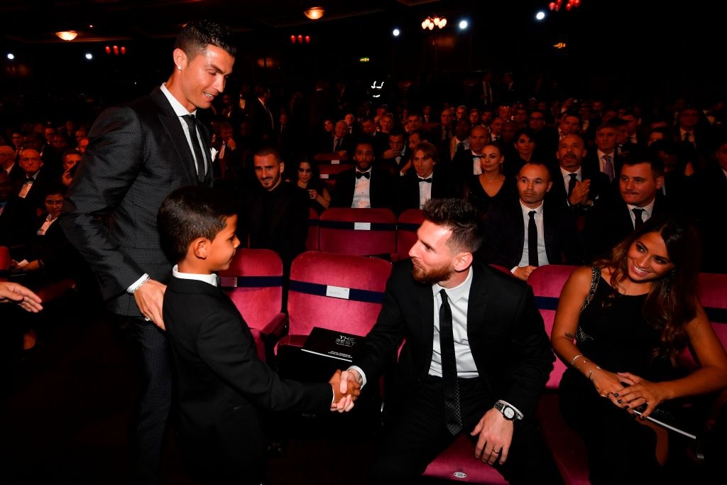 Cristiano Ronaldo Jr bế em xem bố tập ảnh 3 Cristiano Ronaldo Jr be em xem bo tap anh 3