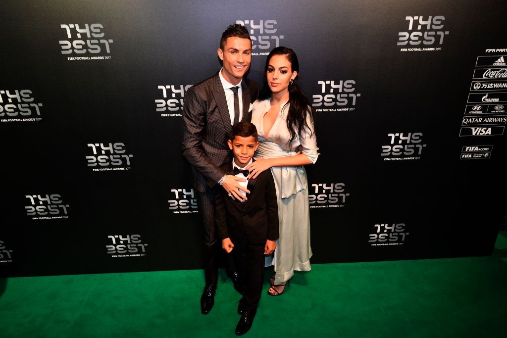 Cristiano Ronaldo Jr bế em xem bố tập ảnh 2 Cristiano Ronaldo Jr be em xem bo tap anh 2
