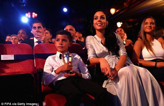 Cristiano Ronaldo Jr bế em xem bố tập ảnh 6 Cristiano Ronaldo Jr be em xem bo tap anh 6