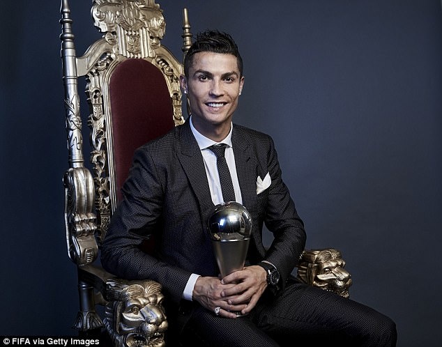 Cristiano Ronaldo Jr bế em xem bố tập ảnh 8 Cristiano Ronaldo Jr be em xem bo tap anh 8