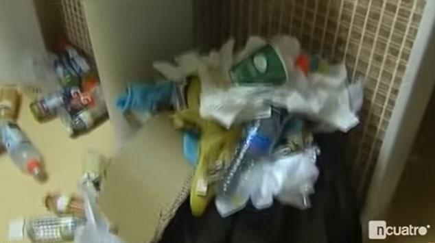 Cầu thủ Barca xả rác khắp phòng ảnh 1 Cau thu Barca xa rac khap phong anh 1