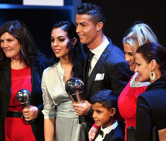 Cristiano Ronaldo Jr bế em xem bố tập ảnh 7 Cristiano Ronaldo Jr be em xem bo tap anh 7