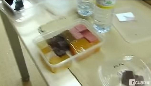 Cầu thủ Barca xả rác khắp phòng ảnh 2 Cau thu Barca xa rac khap phong anh 2