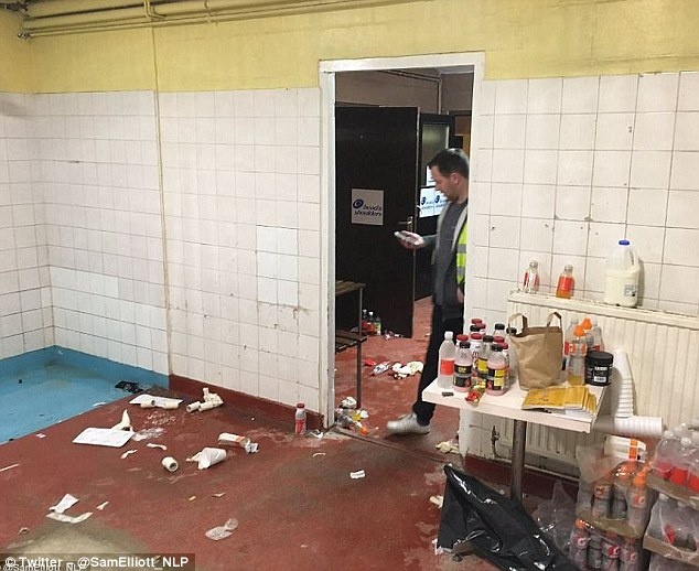 Cầu thủ Barca xả rác khắp phòng ảnh 7 Cau thu Barca xa rac khap phong anh 7