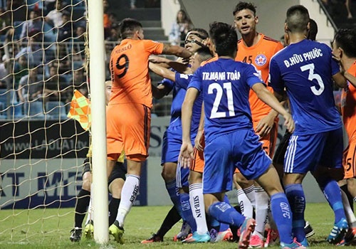 Choi hon 2 nguoi, CLB Quang Nam tro lai ngoi dau khi thang Da Nang 2-0 hinh anh