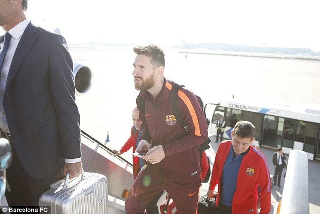 Messi trông mệt mỏi khi đến Hy Lạp ảnh 1 Messi trong met moi khi den Hy Lap anh 1