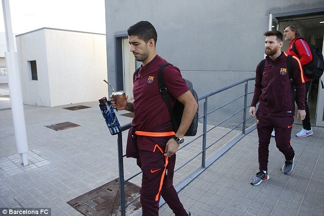 Messi trông mệt mỏi khi đến Hy Lạp ảnh 2 Messi trong met moi khi den Hy Lap anh 2