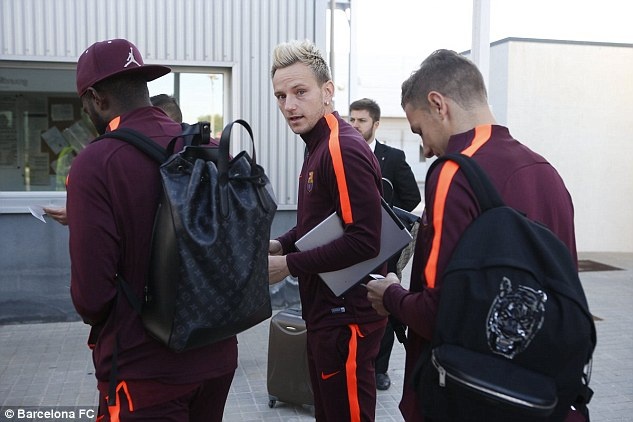 Messi trông mệt mỏi khi đến Hy Lạp ảnh 3 Messi trong met moi khi den Hy Lap anh 3