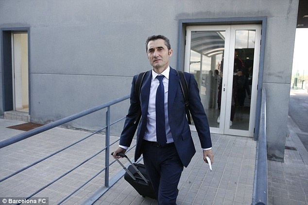 Messi trông mệt mỏi khi đến Hy Lạp ảnh 4 Messi trong met moi khi den Hy Lap anh 4