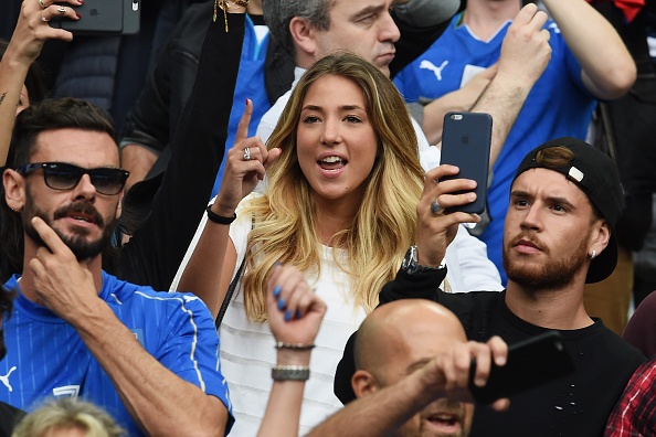 Morata dang anh lang man ben vo anh 8