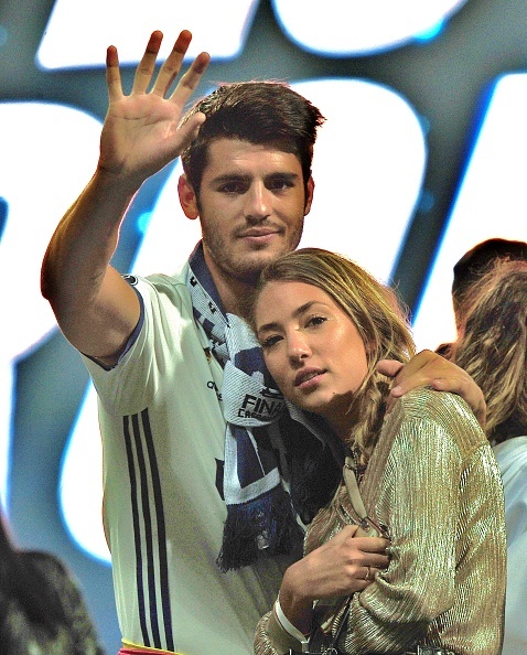 Morata dang anh lang man ben vo anh 5