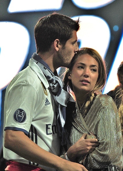 Morata dang anh lang man ben vo anh 6