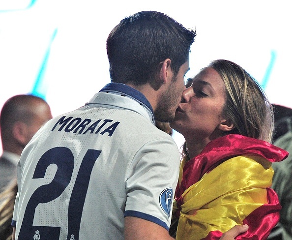 Morata dang anh lang man ben vo anh 7