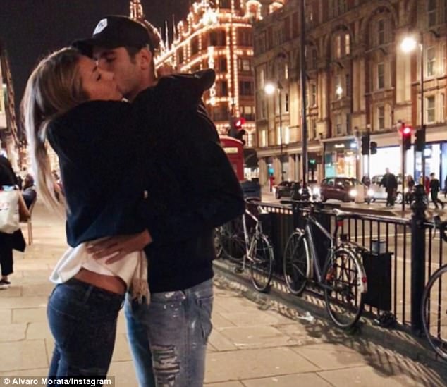 Morata dang anh lang man ben vo anh 2